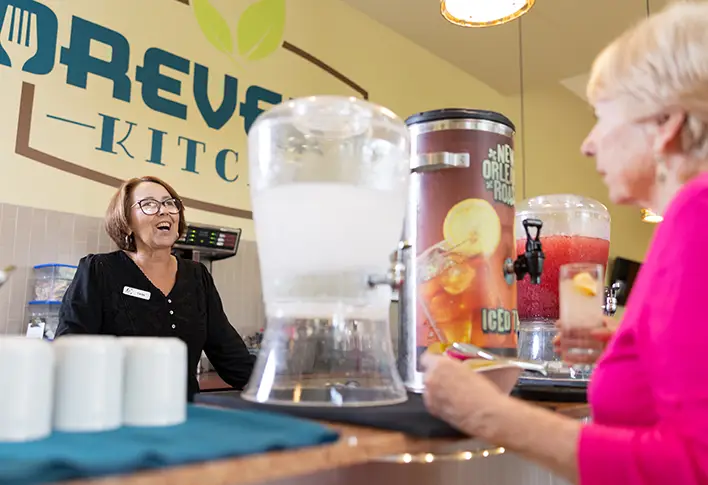 client ordering from breakfast cafe